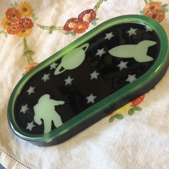 Handmade glow in the dark resin tray - Picture 2 of 6